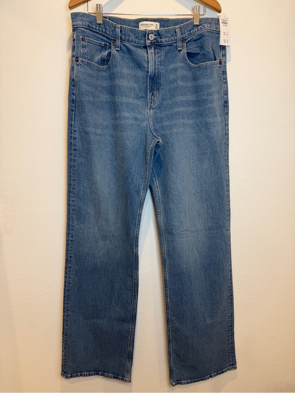 NWT Abercrombie &Fitch Woman’s 90’s High Rise Relaxed Medium Wash X Long 32